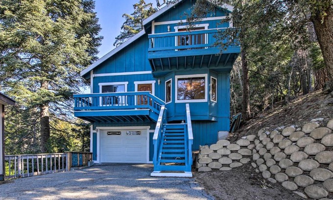 Crestline House | Epic Winter Cabin Retreat in Crestline with Hot Tub!