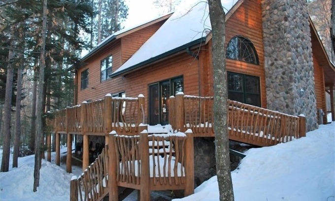 Eagle River House | ExecLogHome~Bass Lk~4BR+Lft/3.5BA~Sauna/Game+TheaterRm/Bar/Row Boat/Pier w/Elec