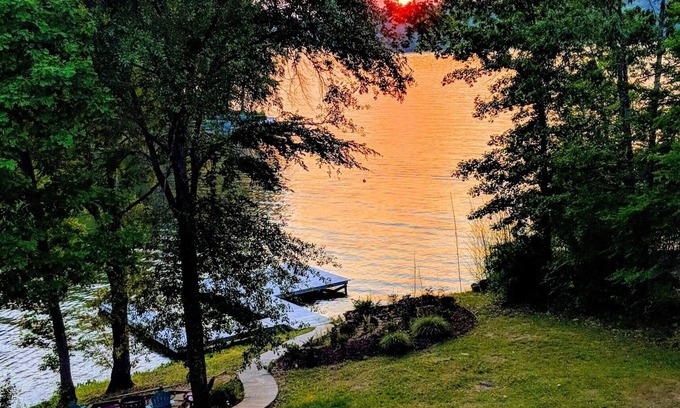 Lake Oconee House | Experience Lake Life !nBring your family AND your boat !
