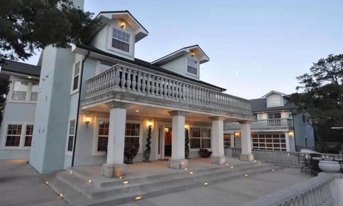 Tyrone House | Exquisite Mountain Mansion Entire Home