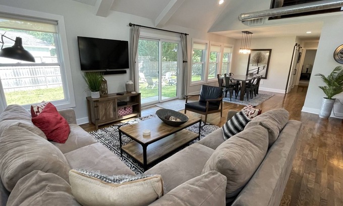 Union Pier House | Fall 2 nt min Close to town Large Yard Fire Pit Gas Grill Beach 2.5 blocks