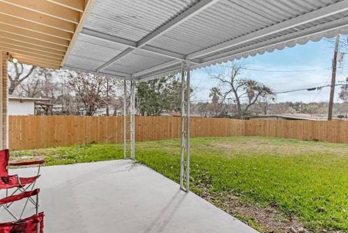 West San Antonio House | Fenced backyard, king bed, near medical center, Aquarium, and SeaWorld