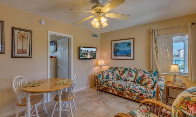 Bay Esplanade House | Five Palms Suite 204 - Daily - Weekly - Monthly
