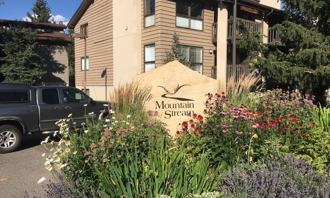 Avon Condo | Fun 2 Bed 2Bath on the Eagle River Vail &Beaver Creek. Cute decor. On bus route