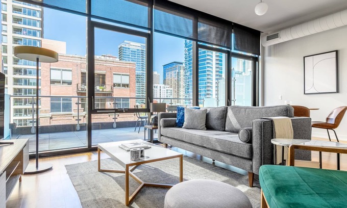 Near North Side Apartment | Generous River North 3BR w/Gym, Rooftop, walk to L & Park, by Blueground (ID #CHI324)