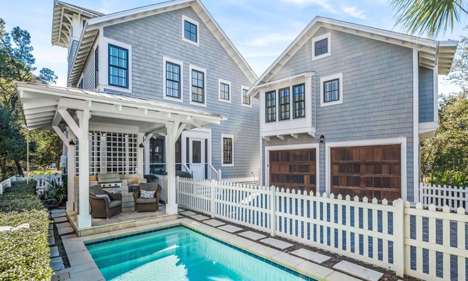 WaterSound Beach House | Great for Large Groups. 1 Minute to Beach. Private Heated Pool. Carriage House