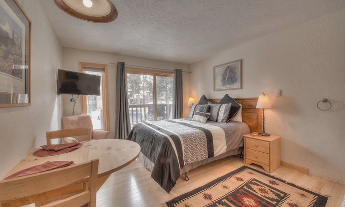Four O'Clock Apartment | Great Ski-In Studio, 200 Steps to Ski Lift, 5min. Walk To Main St.