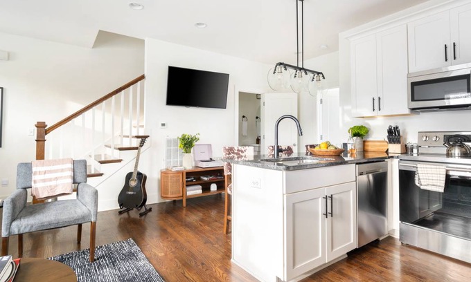 South Nashville House | Hart Suite 3 by AvantStay Gorgeous Town House w/ Modern Amenities in Nashville!
