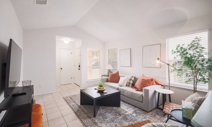 Barrington Oaks Hotel | Hestia: Clean, modern & pet friendly! fast wifi