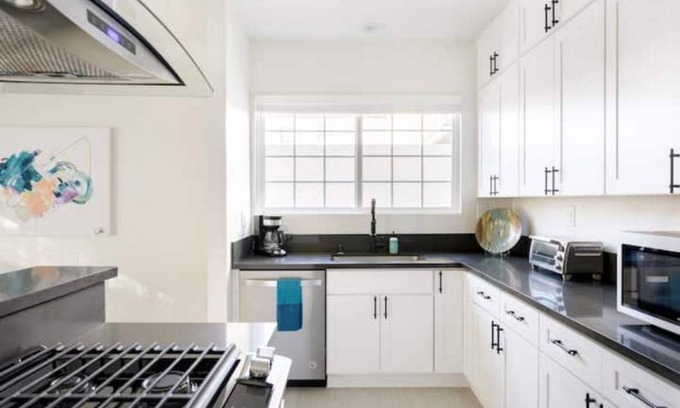 North Hollywood House | Hollywoodland Suite Built in Exquisite Contemporary Style
