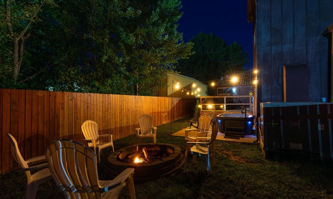 Grand Rivers House | Hot Tub + Fire pit + Corn Hole + BBQ + Game Room + Spa Bath