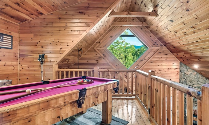 White Oak Lodge House | Hot Tub - Pool Table- Arcade Machine - Easy flat roads