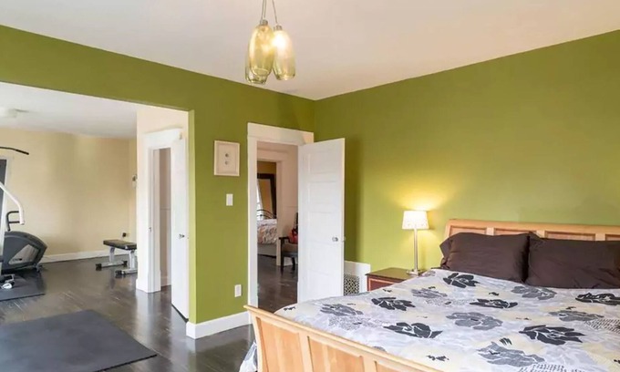 Mapleton Hill House | Huge modern home steps to Downtown