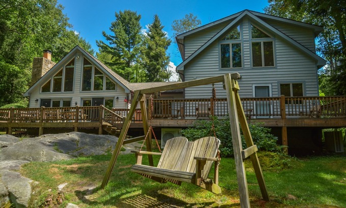 Oakland House | Innisfree | Spacious Chalet with Sunset Lake Views
