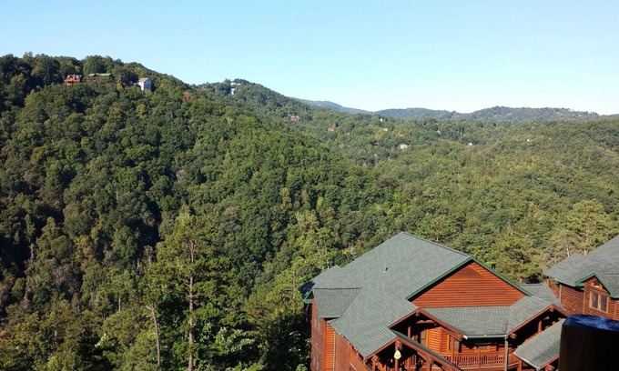 Gatlinburg Cabin | JUNE 28-JULY 5 FIVE STAR RESORT IN GREAT SMOKY MTNS. W/FREE WATERPARK, PETS OK