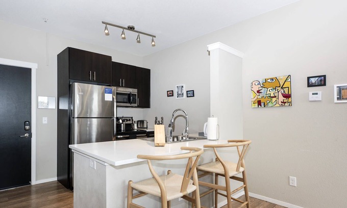Highland Apartment | Kasa The Comma | Traditional 1BD Centrally Located in Denver