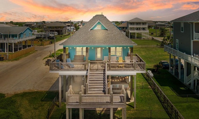 Crystal Beach House | Keepin' It Reel -Beachfront - Hot Tub - Fenced Yard