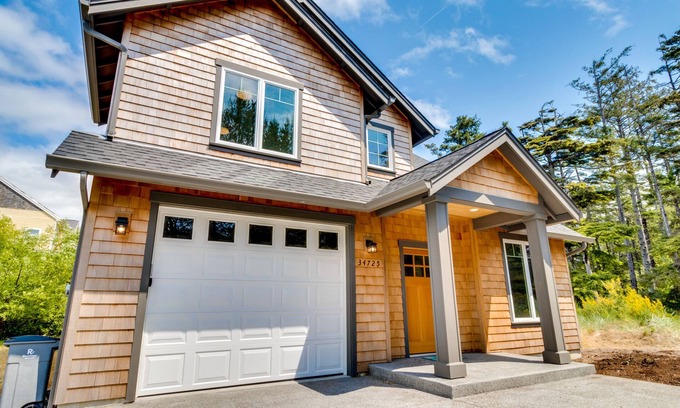 Manzanita House | Kid-friendly house with fireplace, entertainment, and nearby beach access