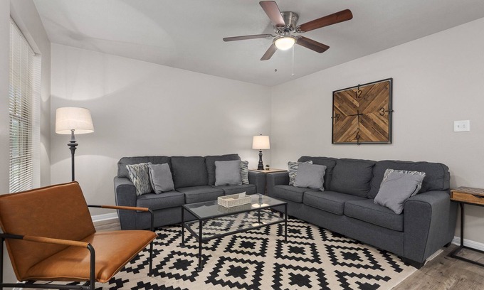 University Park House | King beds, two living rooms and plenty of parking