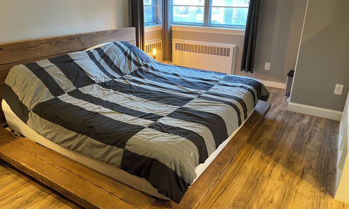 Silver Spring House | KING-SIZE BED in Master Bedroom & TWO SLEEP SOFAS IN BDRM 2 - WHOLE SUITE 64.