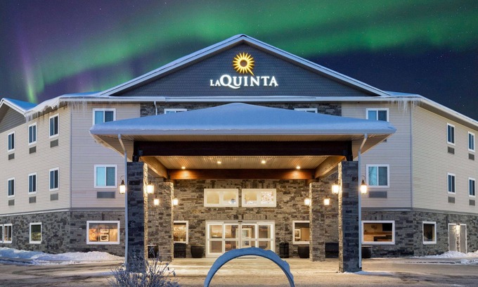 College Hotel | La Quinta Inn & Suites by Wyndham Fairbanks Airport