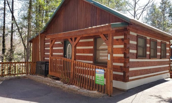 Gatlinburg Cabin | Lace Up Your Boots for a Smoky Mountain Escape!
