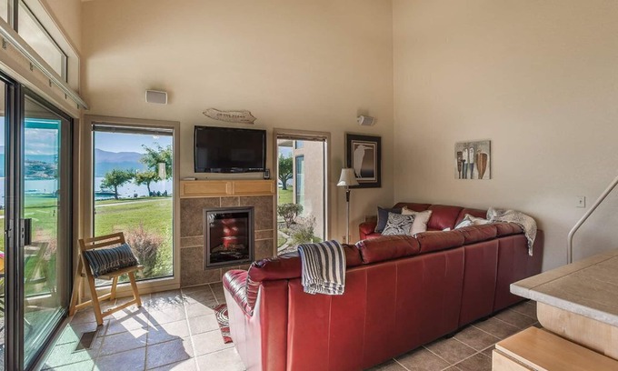 Chelan Condo | Lake Chelan Shores Lake Escape - Close to Waterfront and Pool!
