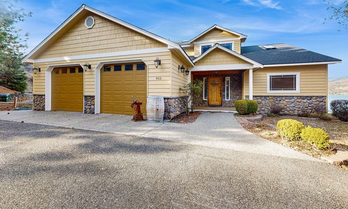 Ardenvoir House | Lake view home with a great deck - walking distance to wineries