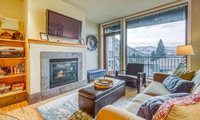 Chelan Condo | Lovely Condo with Shared Hot Tub/Pool, Lake Views, & Walking Distance to Water