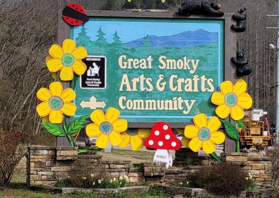 Gatlinburg - Pigeon Forge House | LOWEST PRICES OF THE YEAR Enjoy the Smoky Mountains AN ENTIRE HOME Sleeps 10 Pet friendly