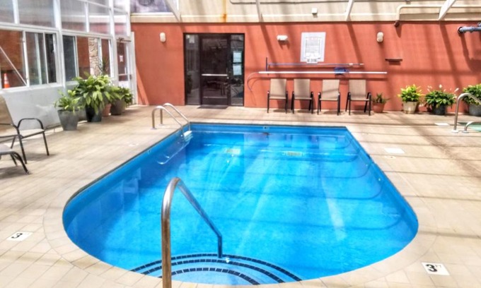 Gatlinburg Apartment | LOWEST PRICES OF THE YEAR Downtown Gatlinburg Suite, Close to everything, FREE HIGH SPEED WIFI, Private balcony, Pool, Hot Tub, sleeps 8