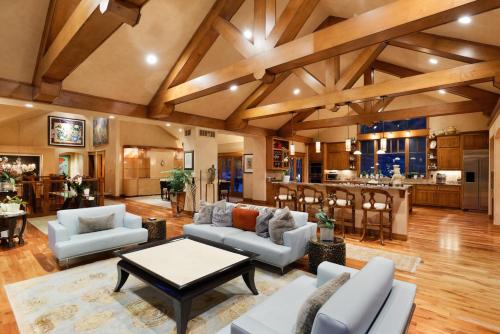 Cerise Ranch House | Luxe Artful Mountain Retreat with 4 King Suites, 8 Person Hot Tub and 3 Decks