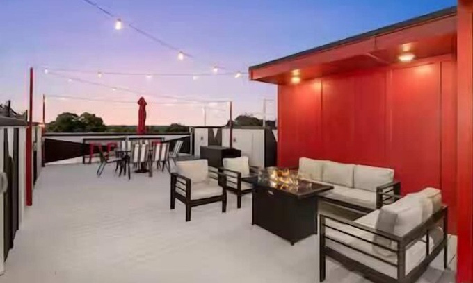 Hadley - Washington House | Luxe Home | Rooftop Views | Game Room | Mins to DT
