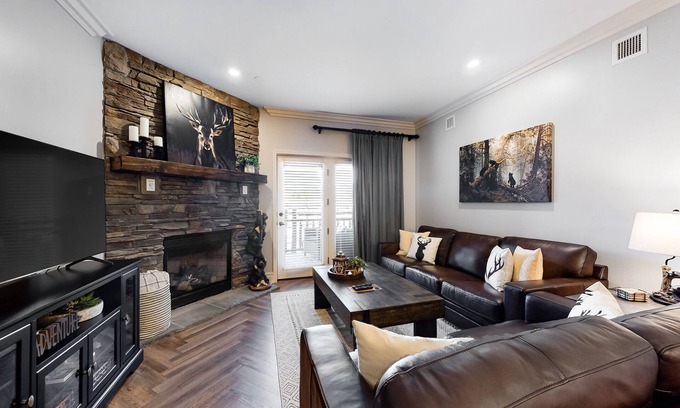 Gatlinburg Condo | Luxury condo steps from downtown with hot tub, pool, & free attraction tickets