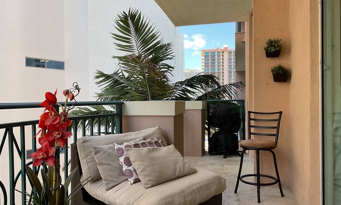 Sunny Isles Beach Apartment | Luxury Condo Across from the Beach. STR-00342