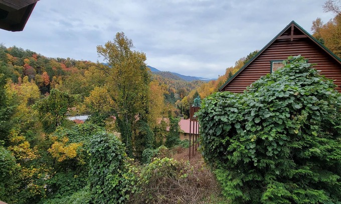 Gatlinburg Cabin | Luxury Log Cabin, Mountain & City Views