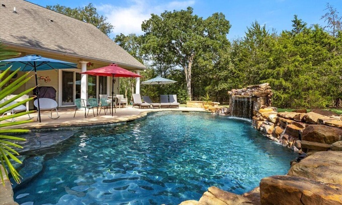 Cedar Creek House | Mesquite Retreat: Close to Austin and COTA: Fun, Family, and Friends,