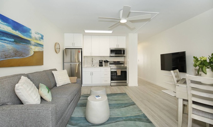 Waikiki Condo | Modern condo in Heart of Waikiki! 1 block to beach, AC, Wi-Fi, free parking!