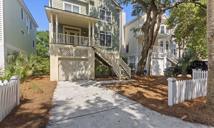 Isle of Palms House | Modern Grand Pavillon Home: Steps to Beach, Pool Access