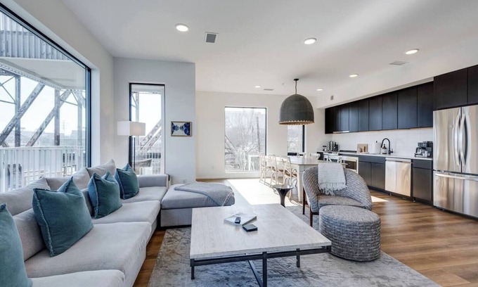 North Capitol Condo | Modern Living on the Riverfront. Walk to Broadway, Honkey Tonks, Nissan Stadium. Free Parking.