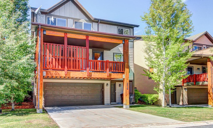 Bear Hollow Village House | Modern Mountain Lodge with Private Hot Tub, Shared Pool & Gym