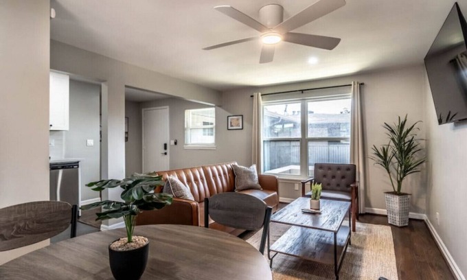 Neartown Apartment | Montrose Spot with 1BR and free Parking