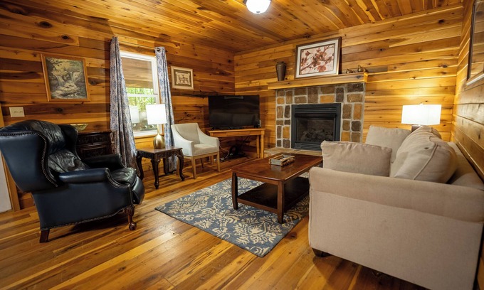 Hico Cabin | Mountaineer Cabin 6 - Hot Tub & Gas Fireplace close to New River Gorge