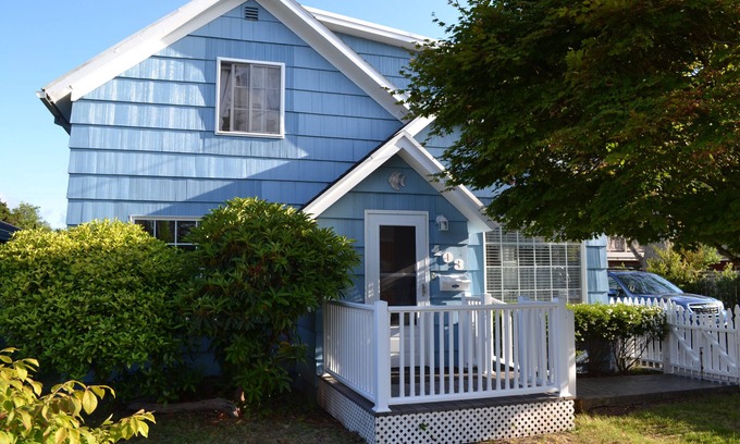 Seaside House | NEW LISTING - Very nice 2 story family home 2 blocks to the beach access, jetted
