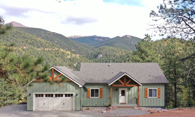 Rainbow Valley House | New Lux Home! Hot Tub, Mnt Views, Game Room