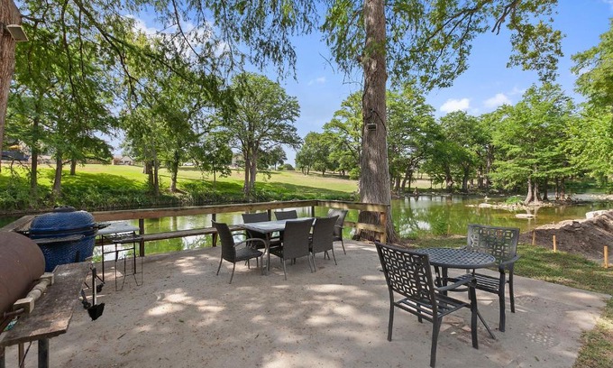 New Braunfels Apartment | NEW! Modern Riverfront Apt 5blks to Schlitterbahn!