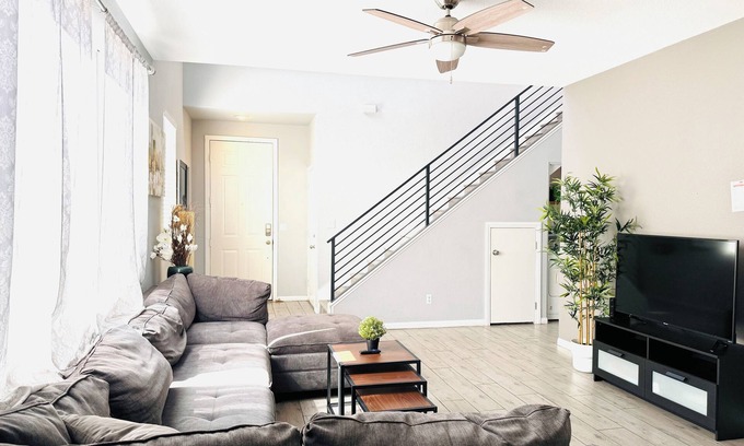 Spring Valley House | newly remodel entire house , 13 minutes to strip and CC and close to malls