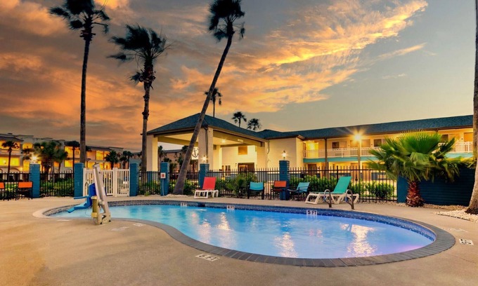 Old Town House | Non Smoking Family Villa Suite in Port Aransas Texas - Captains Quarters Inn
