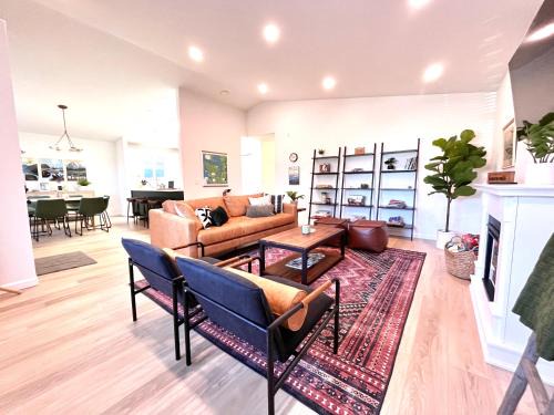 Port Angeles House | Olympic House: 3min from ONP w/Sauna + Rec room