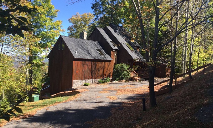 Windham House | ON MOUNTAIN - 4 BED, 4 BATH RETREAT - WALK TO SLOPES!